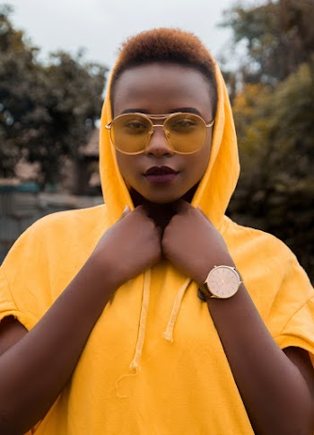 Woman in Yellow Short-sleeved Hoodie