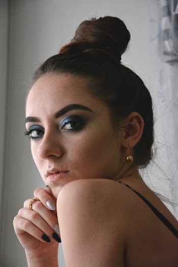 Woman Inside Room on Focus Photography