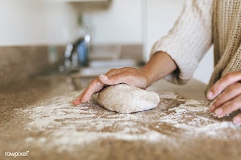 Woman kneading a sourdough in her kitchen during coronavirus quarantin.. | Free  photo - 2328673