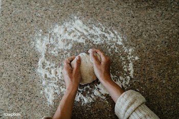 Woman kneading sourdough in her kitchen during quarantine | Free  photo - 2327658