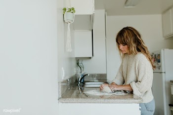 Woman kneading sourdough in her kitchen during quarantine | Free  photo - 2327703