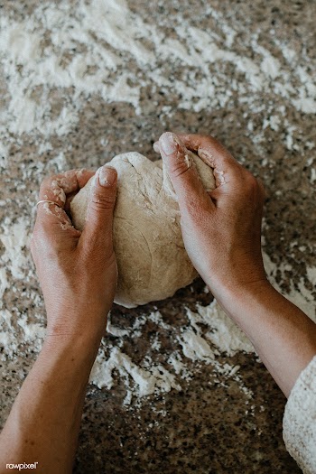 Woman kneading sourdough in her kitchen during quarantine | Free  photo - 2328707