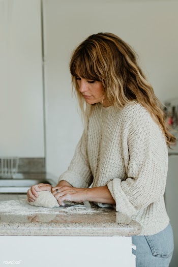 Woman kneading sourdough in her kitchen during quarantine | Free  photo - 2328709