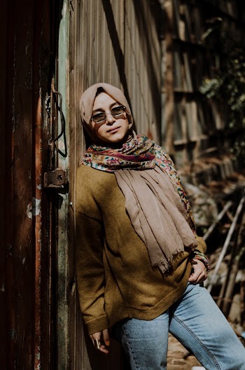 Woman leaning on a fence