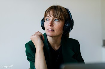 Woman listening to music  during coronavirus quarantine | Free  photo - 2310778