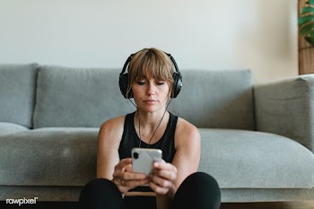 Woman listening to music during coronavirus quarantine | Free  photo - 2328538
