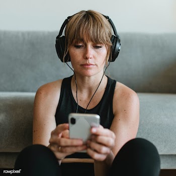 Woman listening to music during coronavirus quarantine | Free  photo - 2328548