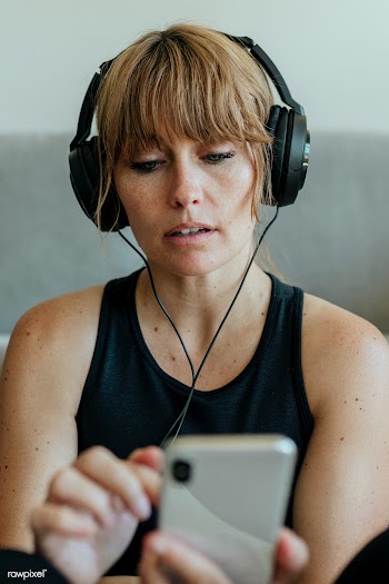 Woman listening to music during coronavirus quarantine | Free  photo - 2329921