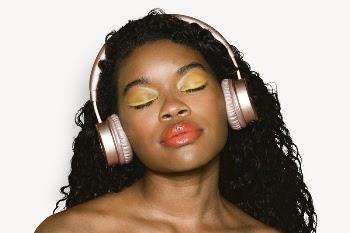 Woman listening to music isolated | Free PSD - rawpixel