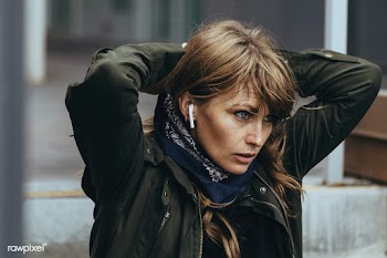 Woman listening to music on the steps | Free  photo - 2310866