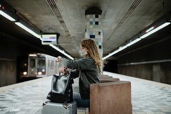 Woman looking at her watch while waiting for the train during the coro.. | Free  photo - 2327674