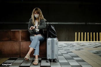 Woman looking at her watch while waiting for the train during the coro.. | Free  photo - 2327999