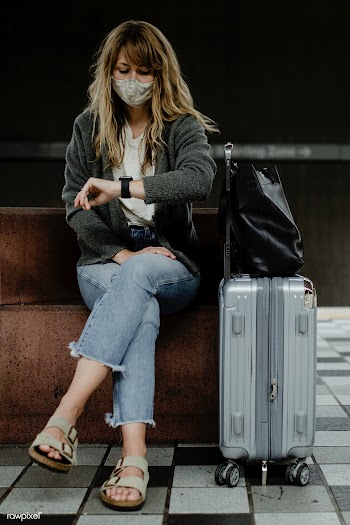 Woman looking at her watch while waiting for the train during the coro.. | Free  photo - 2328003