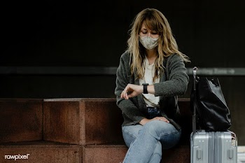 Woman looking at her watch while waiting for the train during the coro.. | Free  photo - 2328035