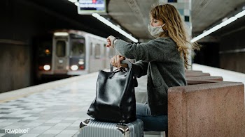 Woman looking at her watch while waiting for the train during the coro.. | Free  photo - 2328640