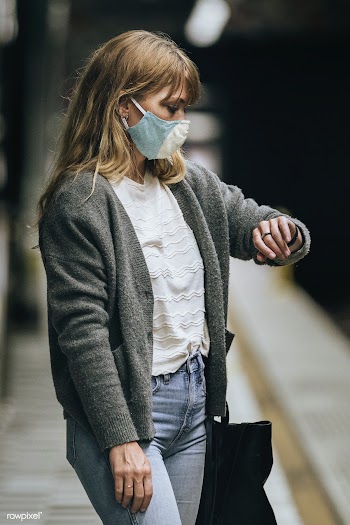 Woman looking at her watch while waiting for the train during the coro.. | Free  photo - 2329925