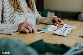 Woman making a diy face mask during the coronavirus pandemic | Free  photo - 2328541