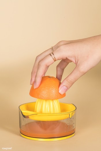 Woman making an orange juice from a manual juicer | Free  photo - 2293322