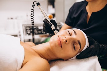 Woman making beauty procedures at a beauty salon Free Photo