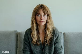 Woman on a couch at home during coronavirus quarantine | Free  photo - 2328892