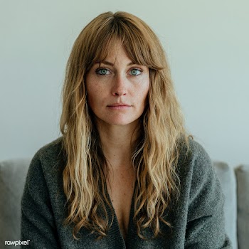 Woman on a couch at home during coronavirus quarantine | Free  photo - 2330284