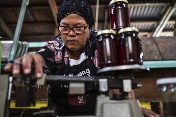 Woman packing raw honey products, | Free Photo - rawpixel