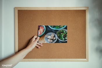 Woman pinning a picture mockup on a corkboard during coronavirus quara.. | Free  psd mockup - 2313512