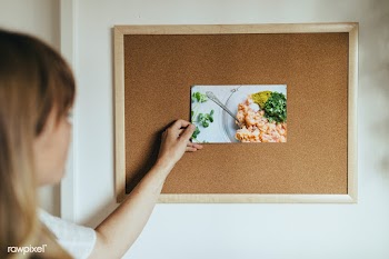 Woman pinning a picture mockup on a corkboard during coronavirus quara.. | Free  psd mockup - 2313863