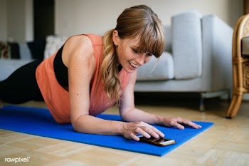 Woman planking during coronavirus quarantine | Free  photo - 2310781