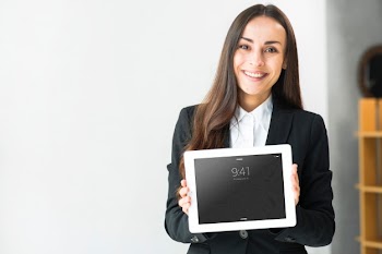 Woman presenting tablet mockup Free Psd