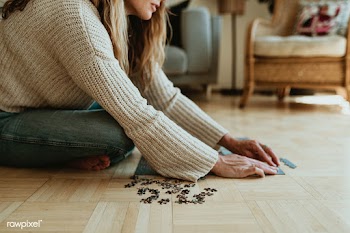 Woman putting together a jigsaw puzzle during self quarantine | Free  photo - 2327693