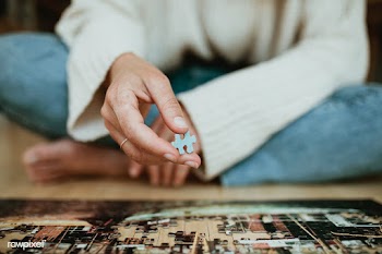Woman putting together a jigsaw puzzle during self quarantine  | Free  photo - 2327696