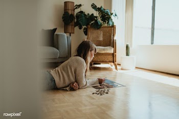 Woman putting together a jigsaw puzzle during self quarantine  | Free  photo - 2328147