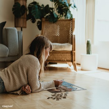 Woman putting together a jigsaw puzzle during self quarantine  | Free  photo - 2328153