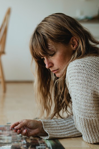 Woman putting together a jigsaw puzzle during self quarantine  | Free  photo - 2328156