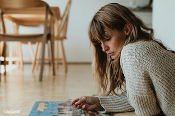 Woman putting together a jigsaw puzzle during self quarantine  | Free  photo - 2328158