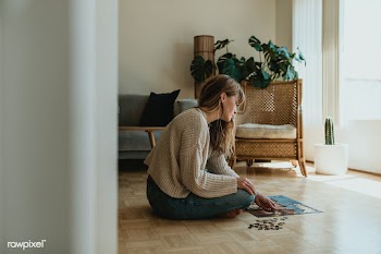 Woman putting together a jigsaw puzzle during self quarantine | Free  photo - 2328179