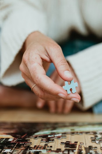 Woman putting together a jigsaw puzzle during self quarantine  | Free  photo - 2328706