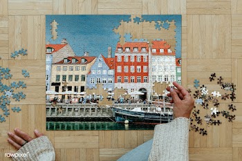 Woman putting together a jigsaw puzzle during self quarantine | Free  photo - 2329210