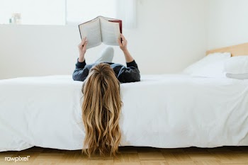 Woman reading a book at home during coronavirus outbreak  | Free  photo - 2308916