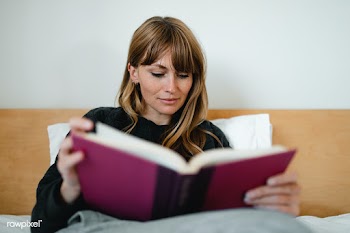 Woman reading a book in bed during coronavirus quarantine | Free  photo - 2310168