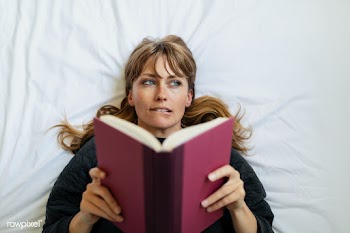 Woman reading a book on a bed during coronavirus quarantine | Free  photo - 2310772