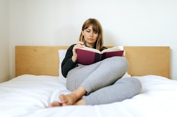 Woman reading a book on a bed during coronavirus quarantine | Free  photo - 2311550