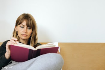 Woman reading a book on a bed during coronavirus quarantine | Free  photo - 2313022