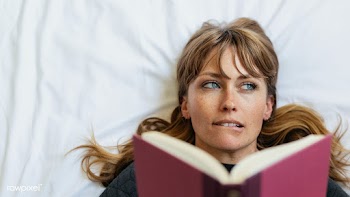 Woman reading a book on a bed during coronavirus quarantine | Free  photo - 2313413