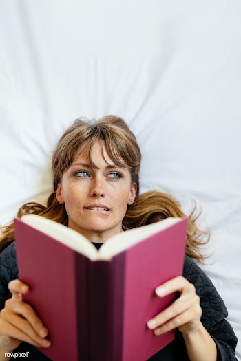Woman reading a book on a bed during coronavirus quarantine | Free  photo - 2315464