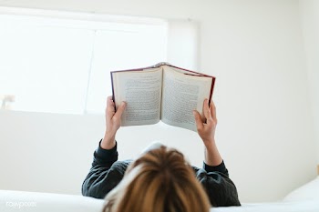Woman reading a book on her bed during coronavirus quarantine | Free  photo - 2310144
