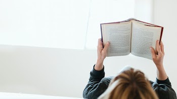Woman reading a book on her bed during coronavirus quarantine | Free  photo - 2311451