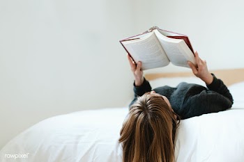 Woman reading a book on her bed during coronavirus quarantine | Free  photo - 2311457