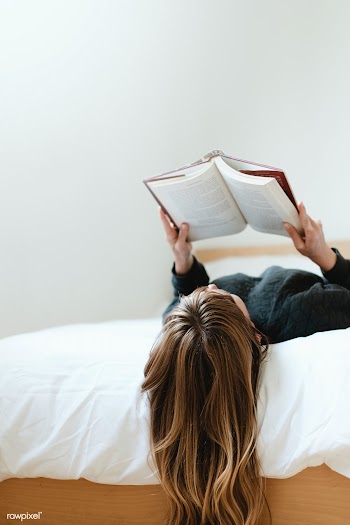 Woman reading a book on her bed during coronavirus quarantine | Free  photo - 2311483